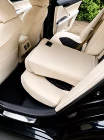 Autopotahy na míru TOYOTA CAMRY VI, XV70, 2017-2024, AUTHENTIC VELVET CARO béžovo černé Autopotahy na míru TOYOTA CAMRY VI, XV70, 2017-2024, AUTHENTIC VELVET CARO béžovo černé